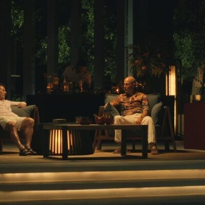Jason Isaacs y Jon Gries en la temporada 3 y el capítulo 07 de 'The White Lotus'