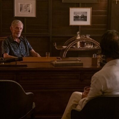 Imagen de Scott Glenn en 3x07 titulado 'Instintos asesinos' de 'The White Lotus'