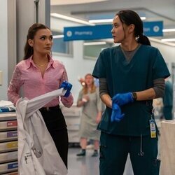 Daniela Nieves y Chelsea Muirhead en Capítulo 10 titulado 'Kennedy' de 'Pulso'