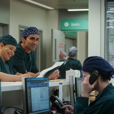 Justina Machado y Nestor Carbonell en el 1x01 de 'Pulse'