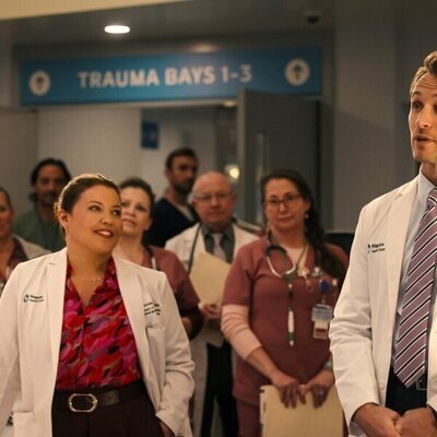Justina Machado y Colin Woodell en la temporada 1 y el capítulo 01 de 'Pulso'