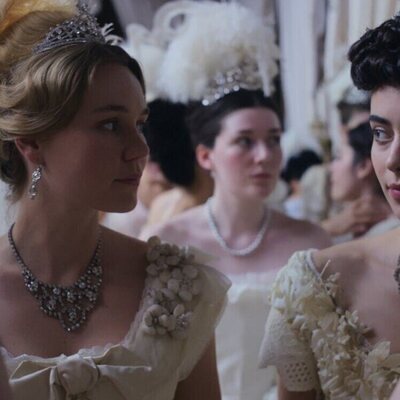 Imogen Waterhouse y Aubri Ibrag en 1x01 'El Veneno Norteamericano' de 'The Buccaneers: Aristócratas por amor'