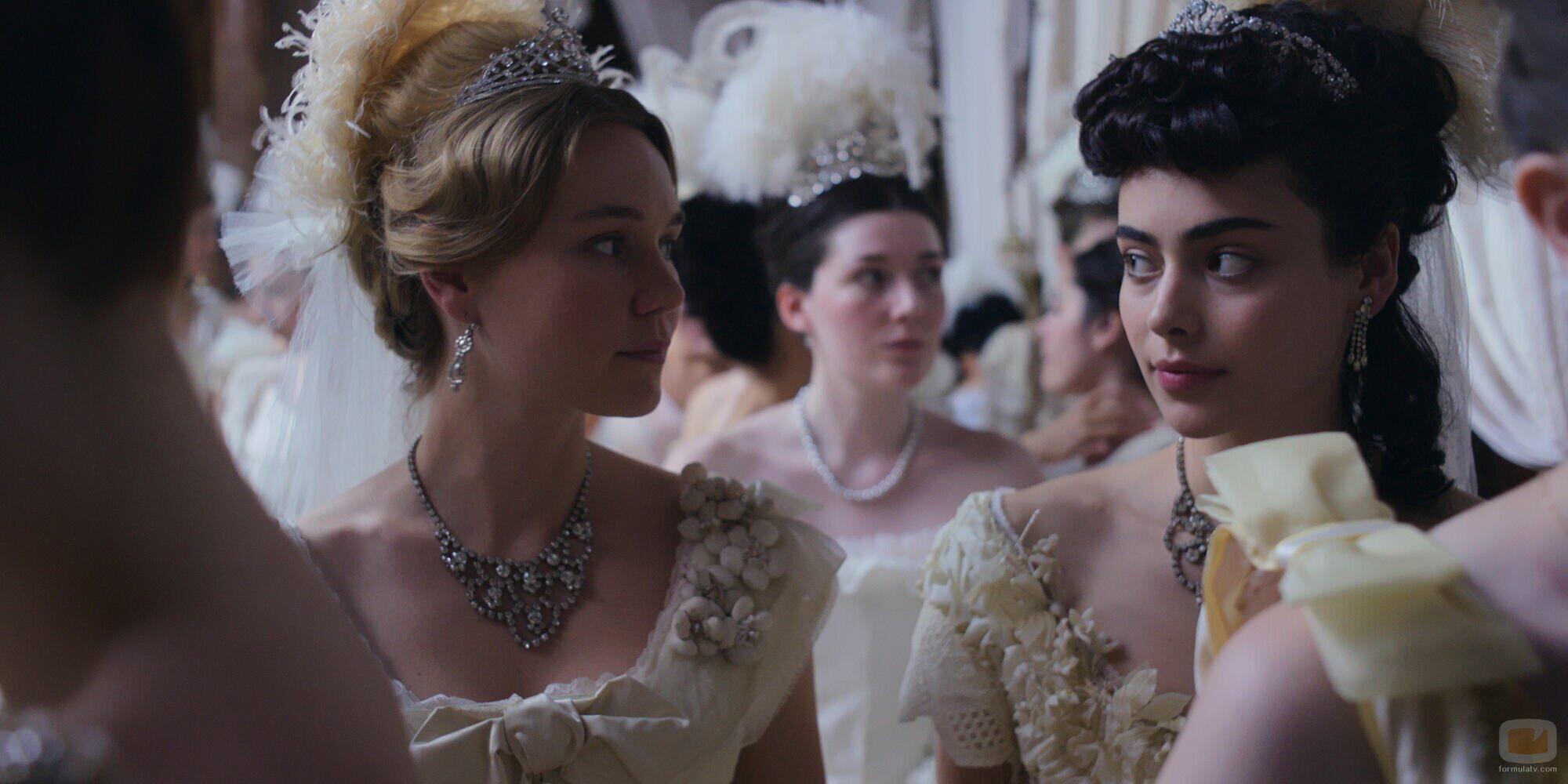 Imogen Waterhouse y Aubri Ibrag en 1x01 'El Veneno Norteamericano' de 'The Buccaneers: Aristócratas por amor'