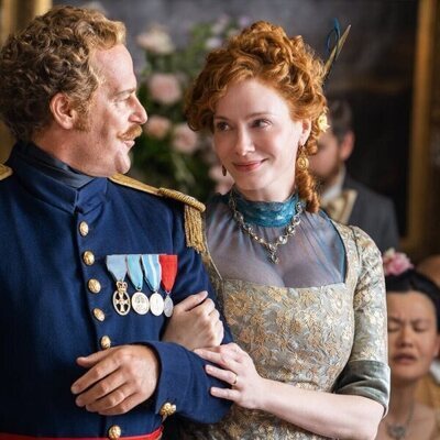 Christina Hendricks y Adam James en 1x01 titulado 'El Veneno Norteamericano' de 'The Buccaneers: Aristócratas por amor'