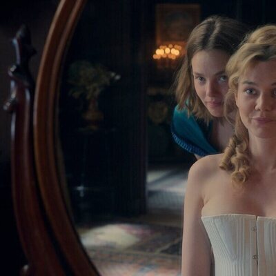 Imogen Waterhouse y Kristine Froseth en el 1x01 de 'The Buccaneers: Aristócratas por amor'