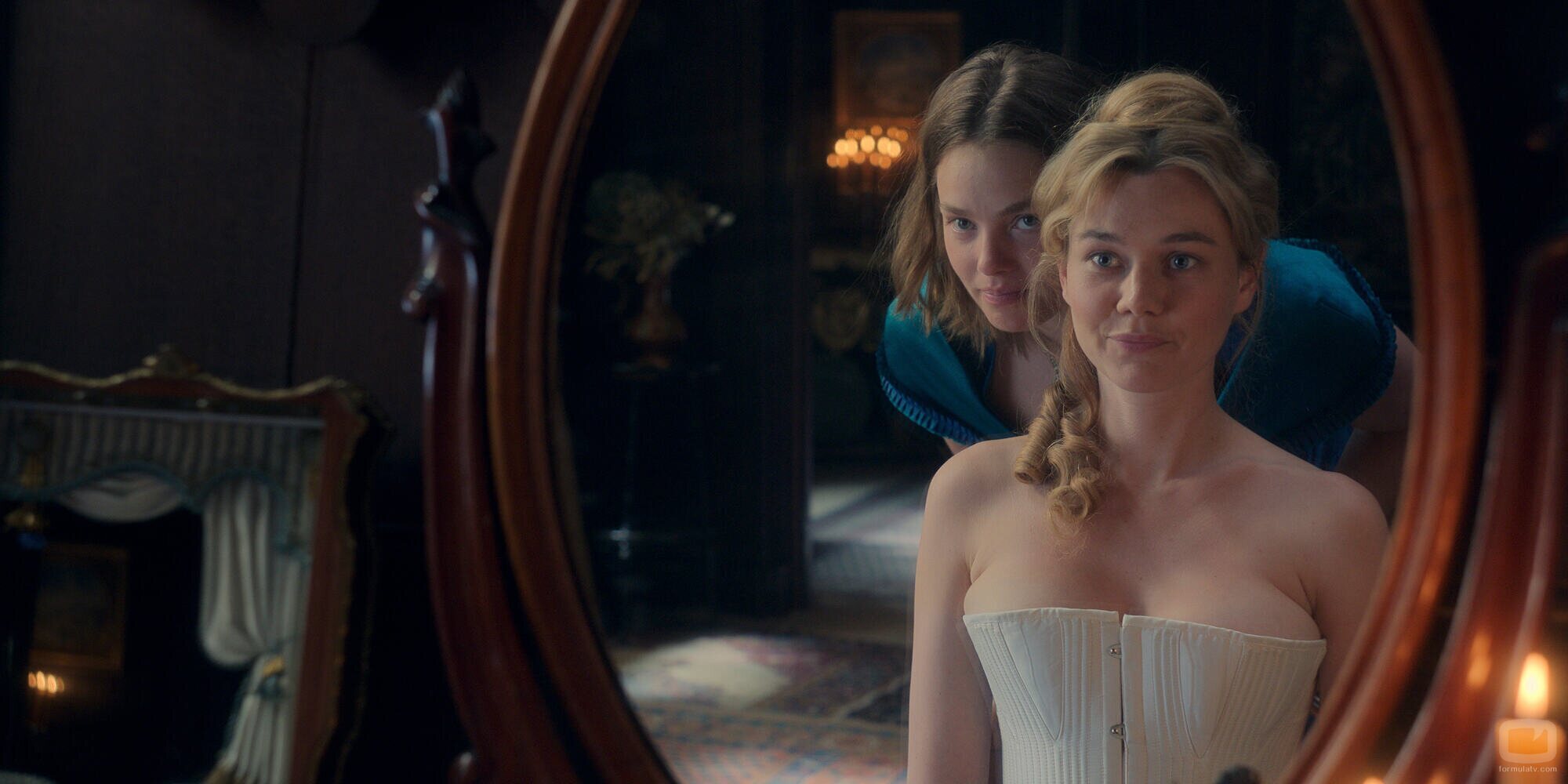 Imogen Waterhouse y Kristine Froseth en el 1x01 de 'The Buccaneers: Aristócratas por amor'