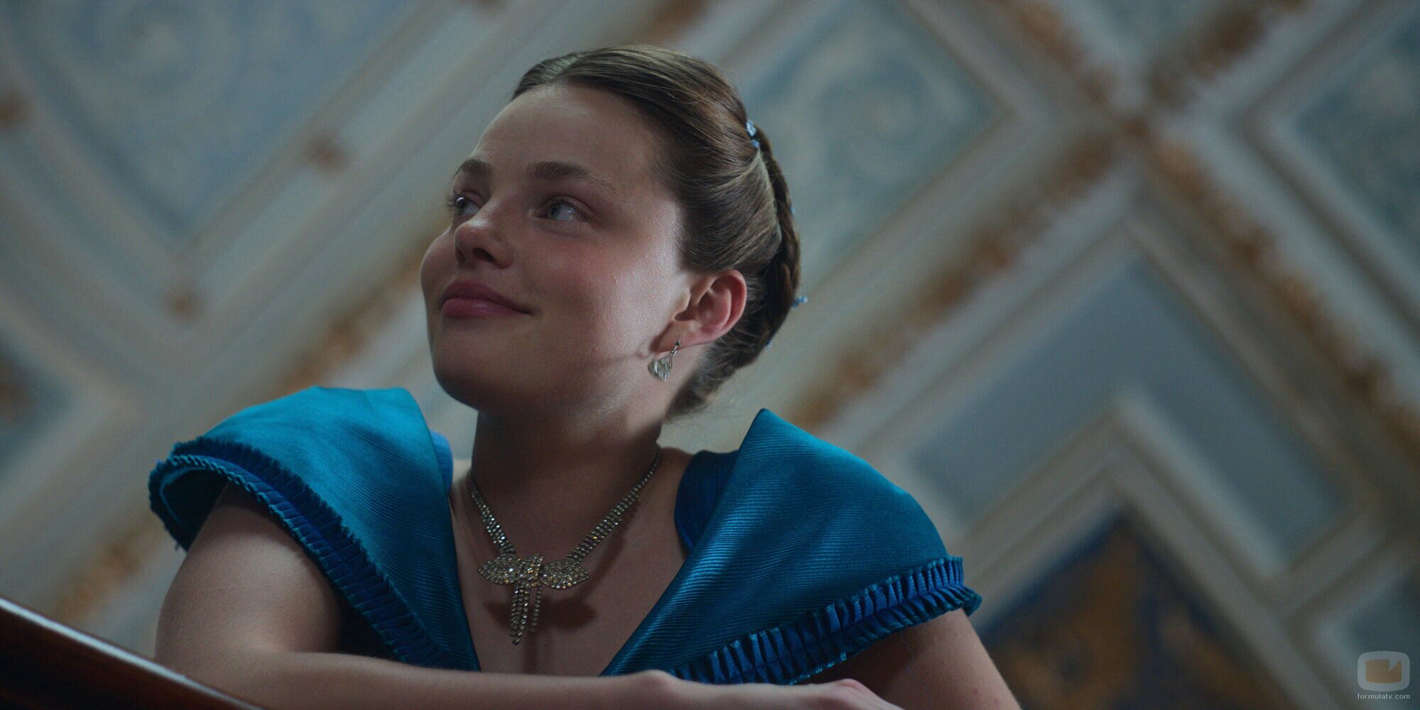 Kristine Froseth en 1x01 titulado 'El Veneno Norteamericano' de 'The Buccaneers: Aristócratas por amor'