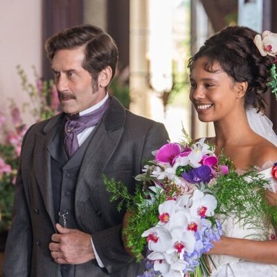 Alisha Boe en 1x01 titulado 'El Veneno Norteamericano' de 'The Buccaneers: Aristócratas por amor'