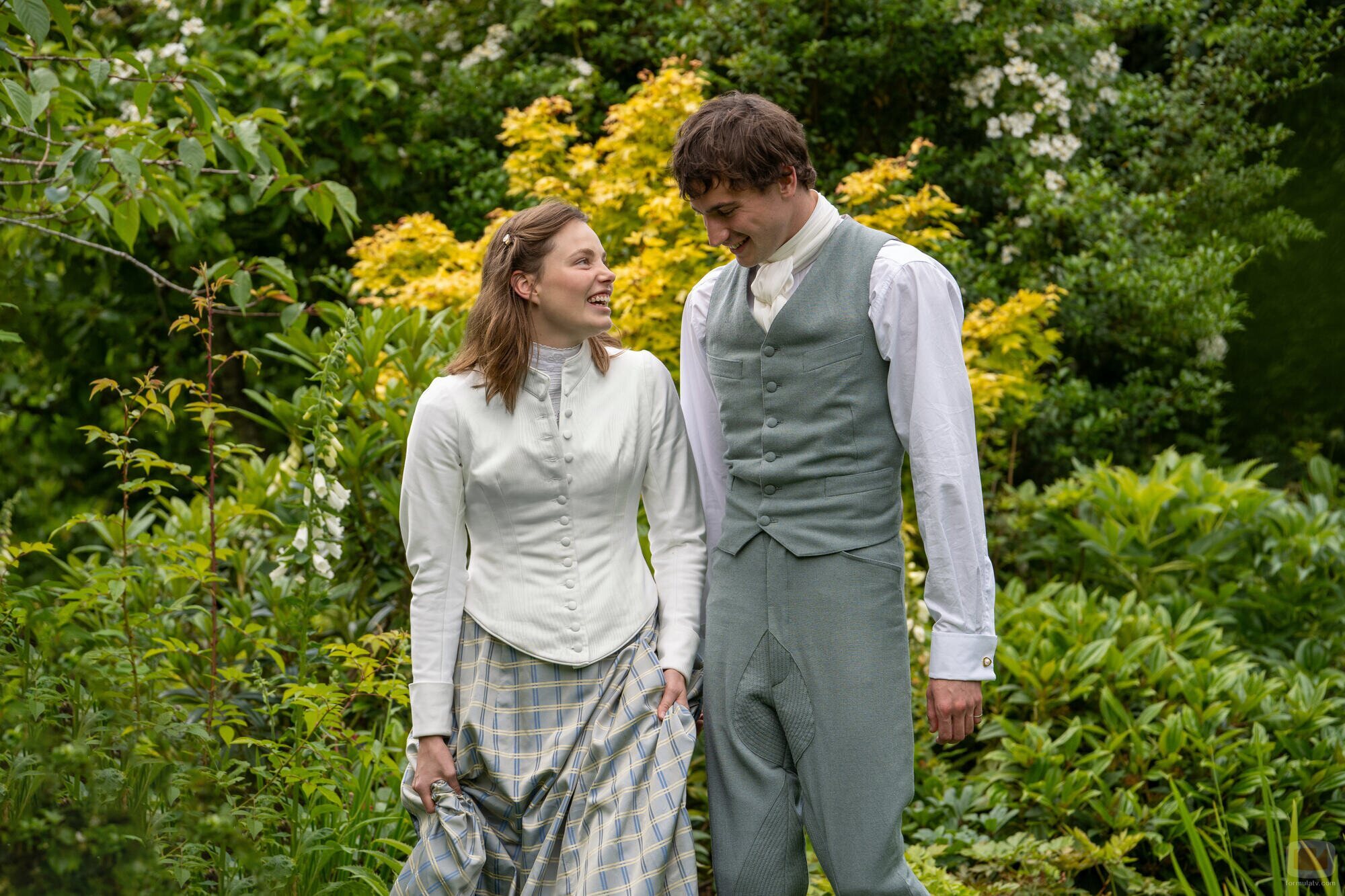 Kristine Froseth y Guy Remmers en el 1x02 de 'The Buccaneers'