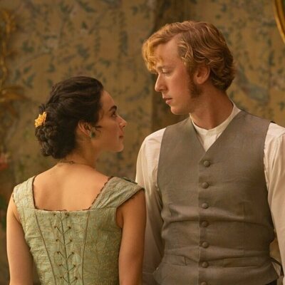 Aubri Ibrag y Barney Fishwick en 'Mujeres o Esposas' de 'The Buccaneers'