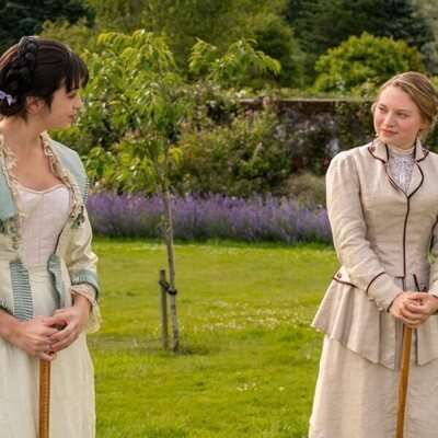 Josie Totah y Mia Threapleton en 'Mujeres o Esposas' de 'The Buccaneers'