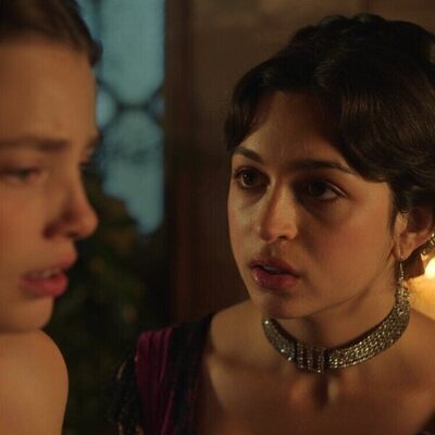 Josie Totah y Kristine Froseth en la temporada 1 y el capítulo 03 de 'The Buccaneers: Aristócratas por amor'