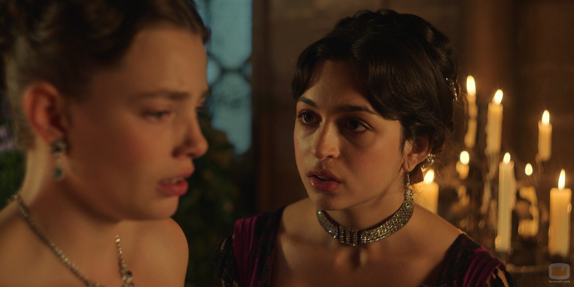 Josie Totah y Kristine Froseth en la temporada 1 y el capítulo 03 de 'The Buccaneers: Aristócratas por amor'