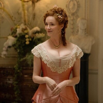 Christina Hendricks en el 1x04 de 'The Buccaneers'