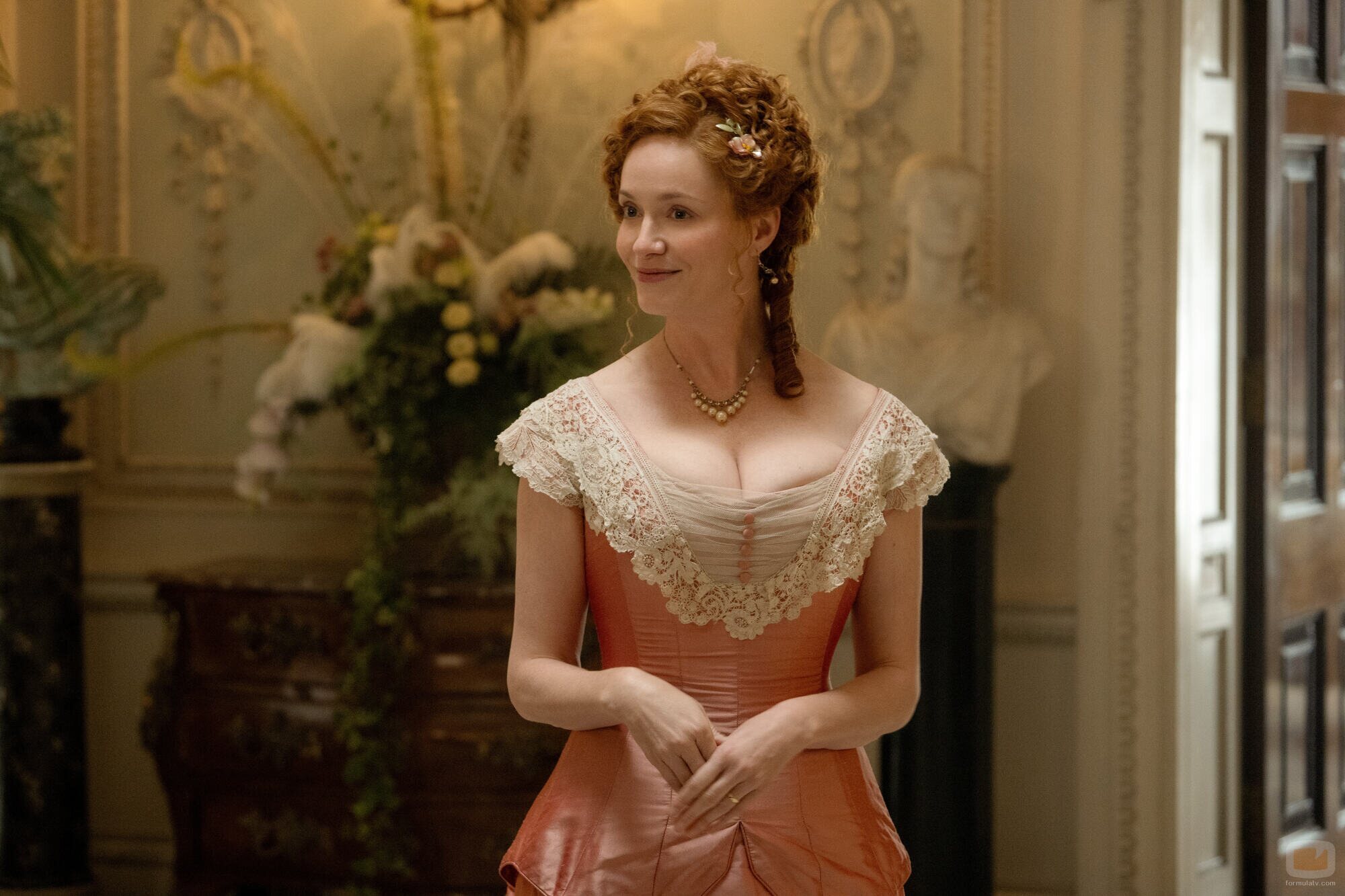 Christina Hendricks en el 1x04 de 'The Buccaneers'