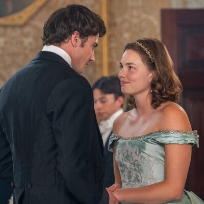 Kristine Froseth y Guy Remmers en la temporada 1 y el capítulo 04 de 'The Buccaneers: Aristócratas por amor'