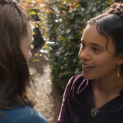 Alisha Boe y Kristine Froseth en el 1x05 de 'The Buccaneers'