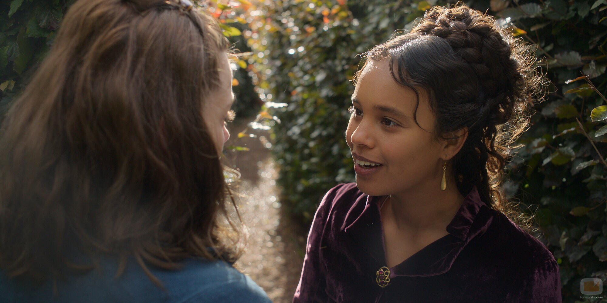 Alisha Boe y Kristine Froseth en el 1x05 de 'The Buccaneers'