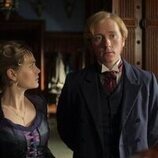 Imogen Waterhouse y Barney Fishwick en Capítulo 6 titulado 'Es Navidad' de 'The Buccaneers: Aristócratas por amor'