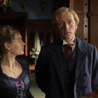 Imogen Waterhouse y Barney Fishwick en Capítulo 6 titulado 'Es Navidad' de 'The Buccaneers: Aristócratas por amor'