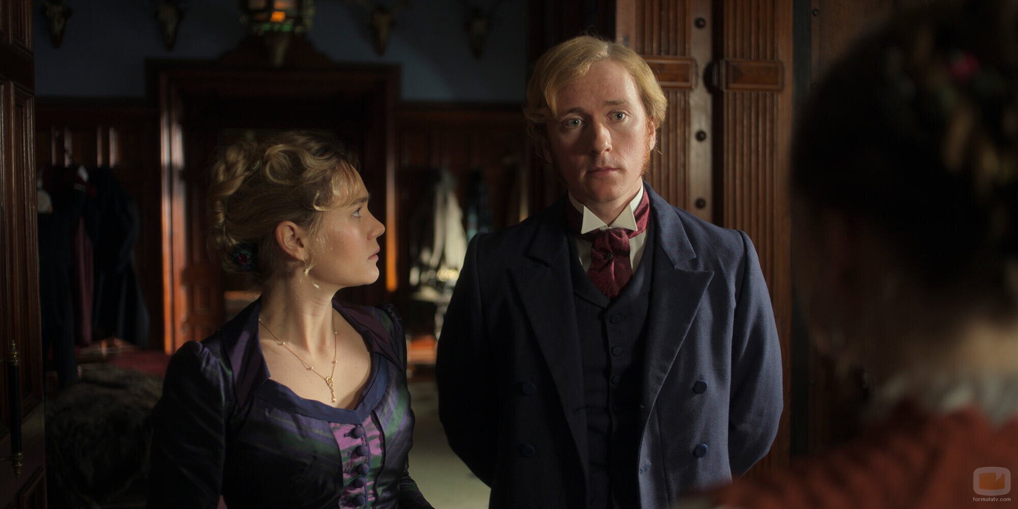 Imogen Waterhouse y Barney Fishwick en Capítulo 6 titulado 'Es Navidad' de 'The Buccaneers: Aristócratas por amor'