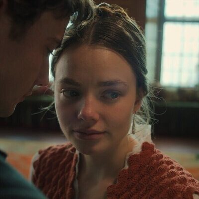 Kristine Froseth y Guy Remmers en 1x06 'Es Navidad' de 'The Buccaneers: Aristócratas por amor'