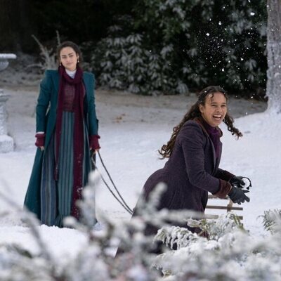 Alisha Boe y Aubri Ibrag en la temporada 1 y el capítulo 06 de 'The Buccaneers: Aristócratas por amor'
