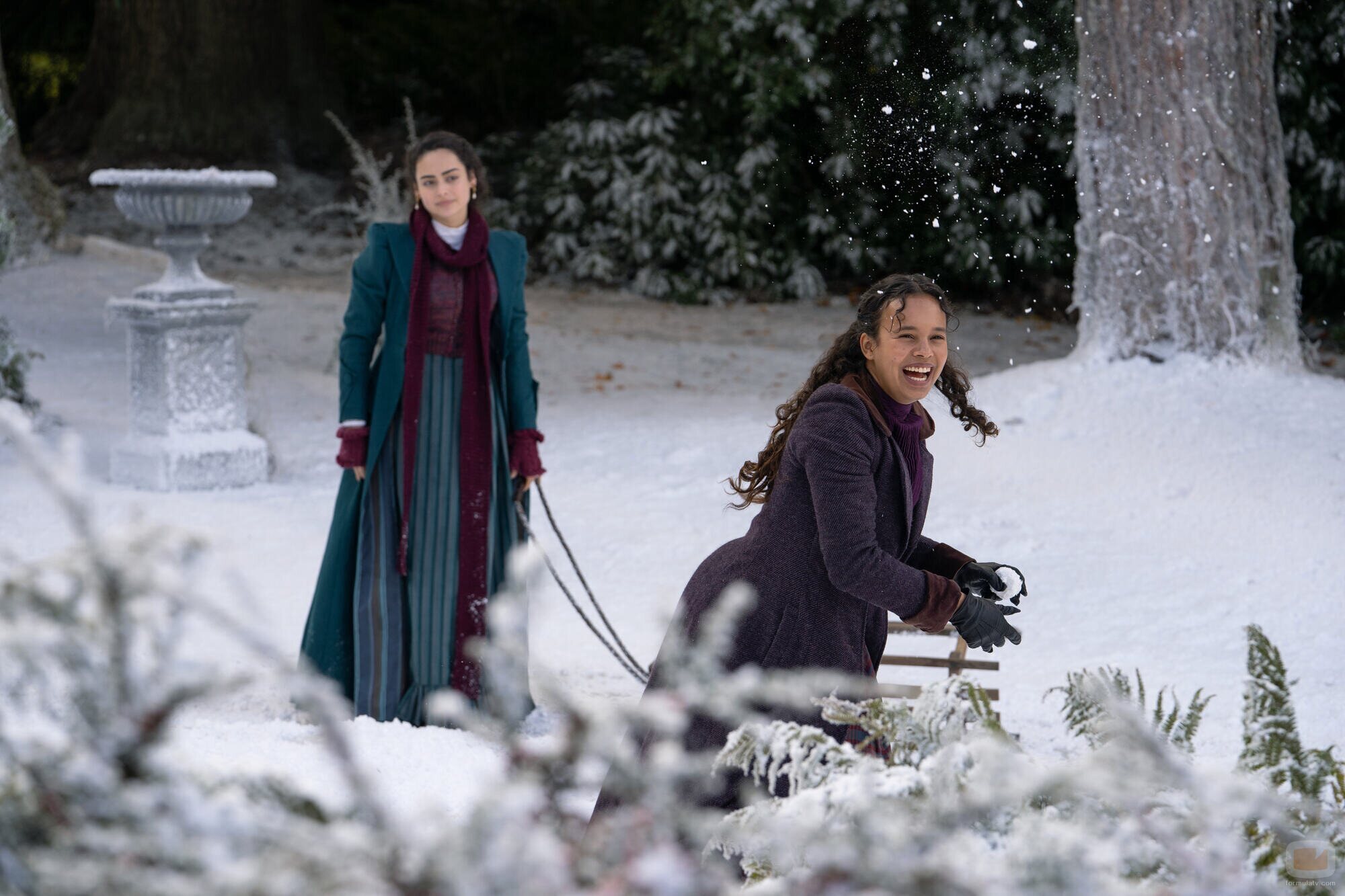 Alisha Boe y Aubri Ibrag en la temporada 1 y el capítulo 06 de 'The Buccaneers: Aristócratas por amor'