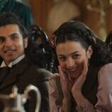 Josie Totah y Shobhit Piasa en 1x06 'Es Navidad' de 'The Buccaneers: Aristócratas por amor'