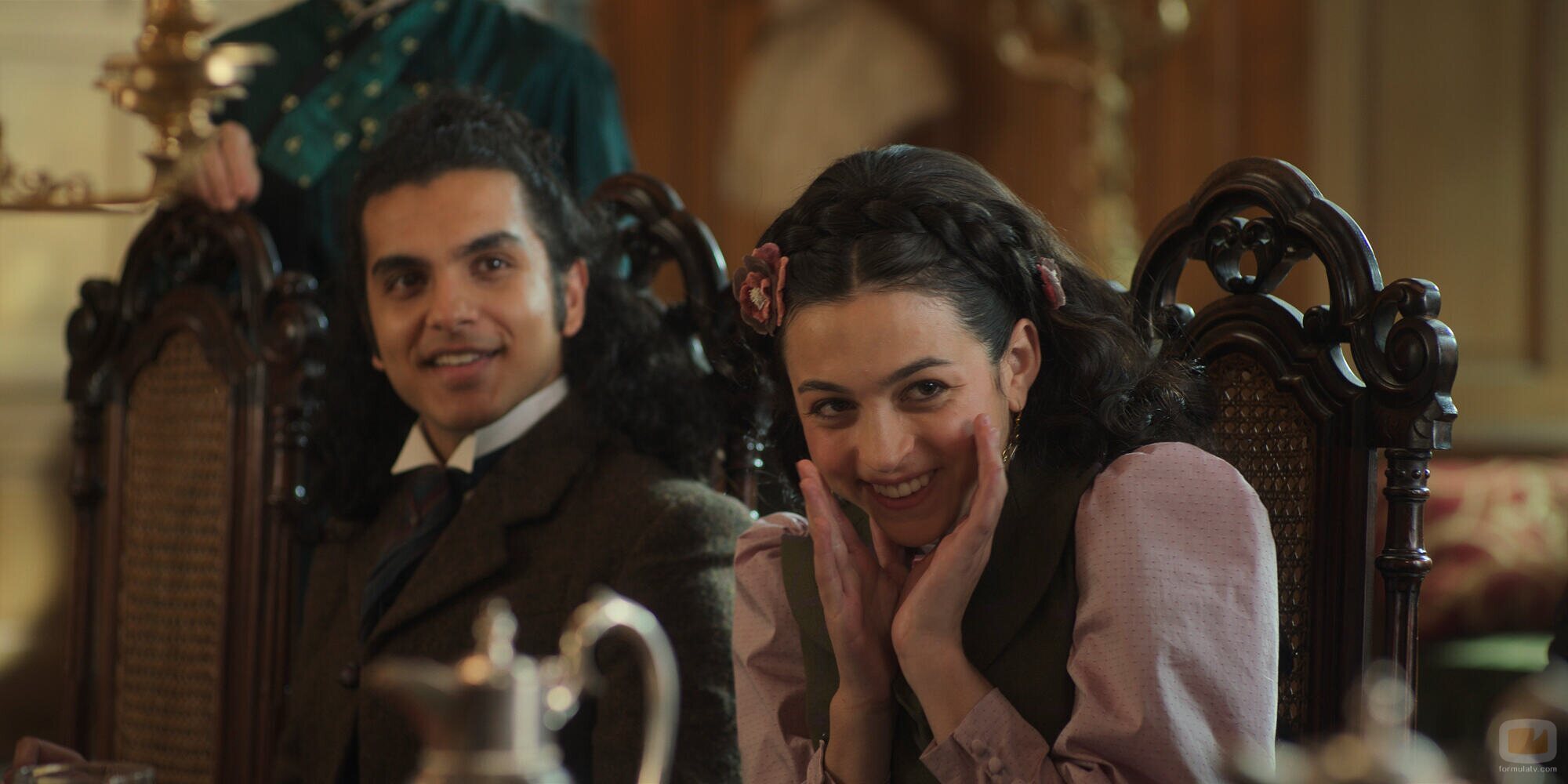 Josie Totah y Shobhit Piasa en 1x06 'Es Navidad' de 'The Buccaneers: Aristócratas por amor'