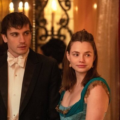 Kristine Froseth y Guy Remmers en 1x07 'El Primero en Entrar' de 'The Buccaneers: Aristócratas por amor'
