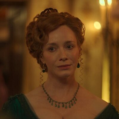 Christina Hendricks en 'El Primero en Entrar' de 'The Buccaneers: Aristócratas por amor'