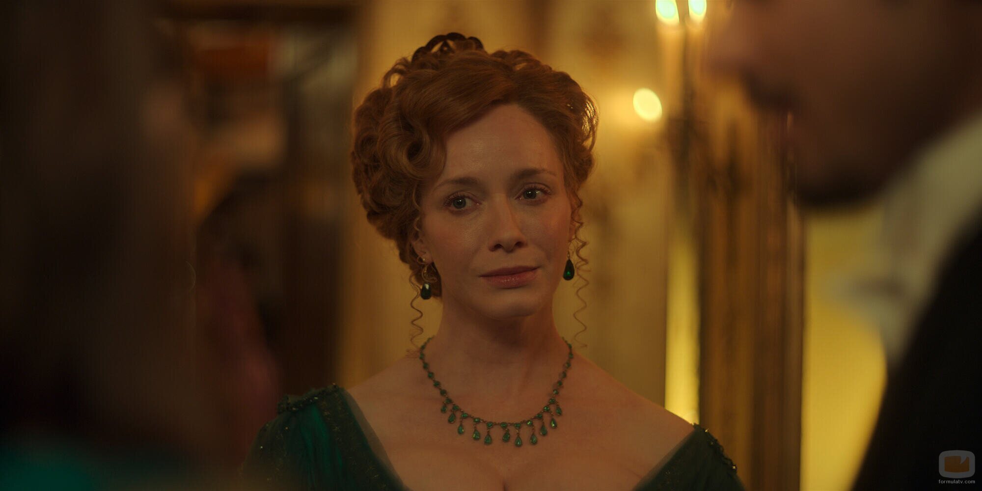 Christina Hendricks en 'El Primero en Entrar' de 'The Buccaneers: Aristócratas por amor'