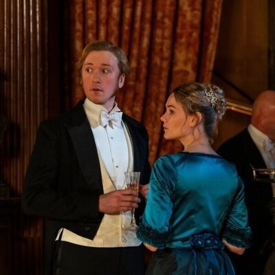 Imogen Waterhouse y Barney Fishwick en 'El Primero en Entrar' de 'The Buccaneers'