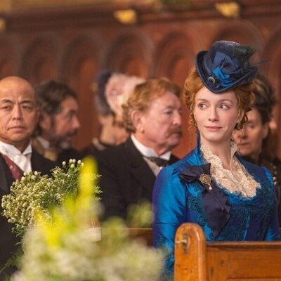 Christina Hendricks en 1x08 'La Boda de la Temporada' de 'The Buccaneers: Aristócratas por amor'