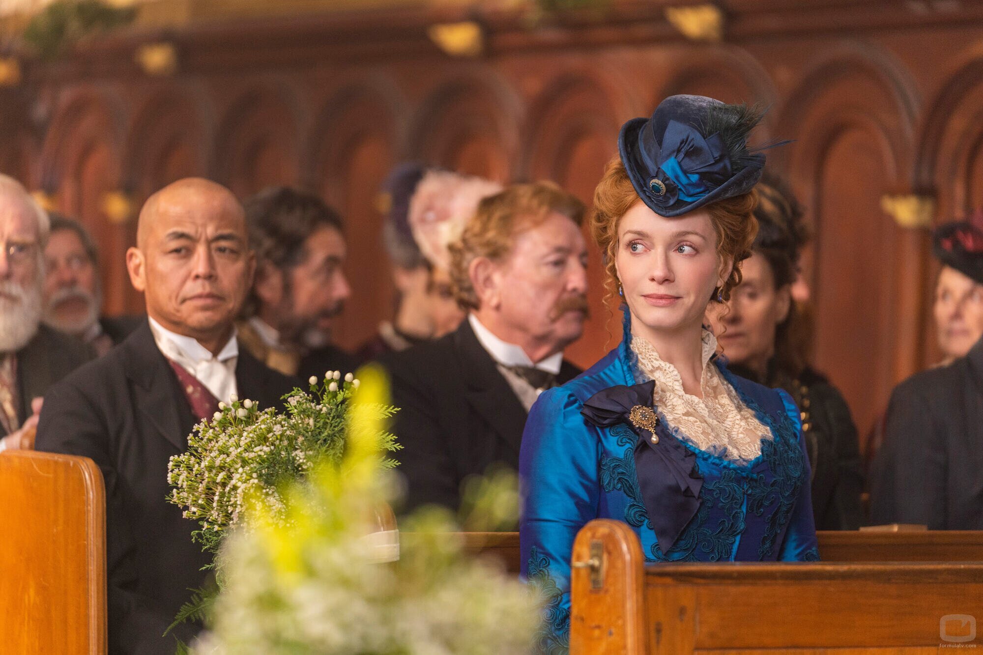 Christina Hendricks en 1x08 'La Boda de la Temporada' de 'The Buccaneers: Aristócratas por amor'