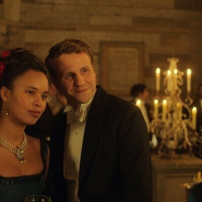 Alisha Boe y Josh Dylan en el 1x08 de 'The Buccaneers'