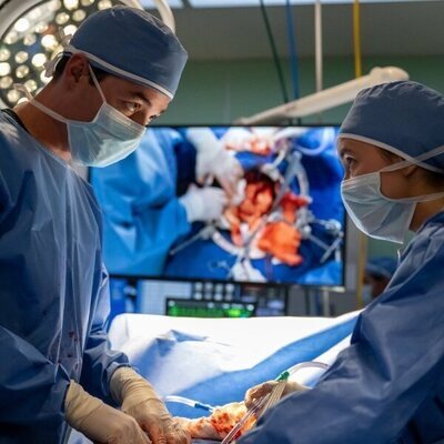 Jack Bannon y Chelsea Muirhead en el 1x02 de 'Pulse'
