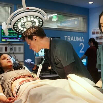 Colin Woodell y Chelsea Muirhead en el 1x02 de 'Pulse'