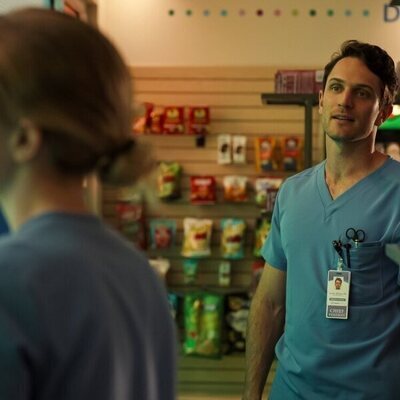Willa Fitzgerald y Colin Woodell en la temporada 1 y el capítulo 02 de 'Pulso'