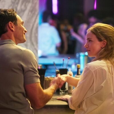 Willa Fitzgerald y Colin Woodell en 1x02 titulado 'Tiempo a solas' de 'Pulso'