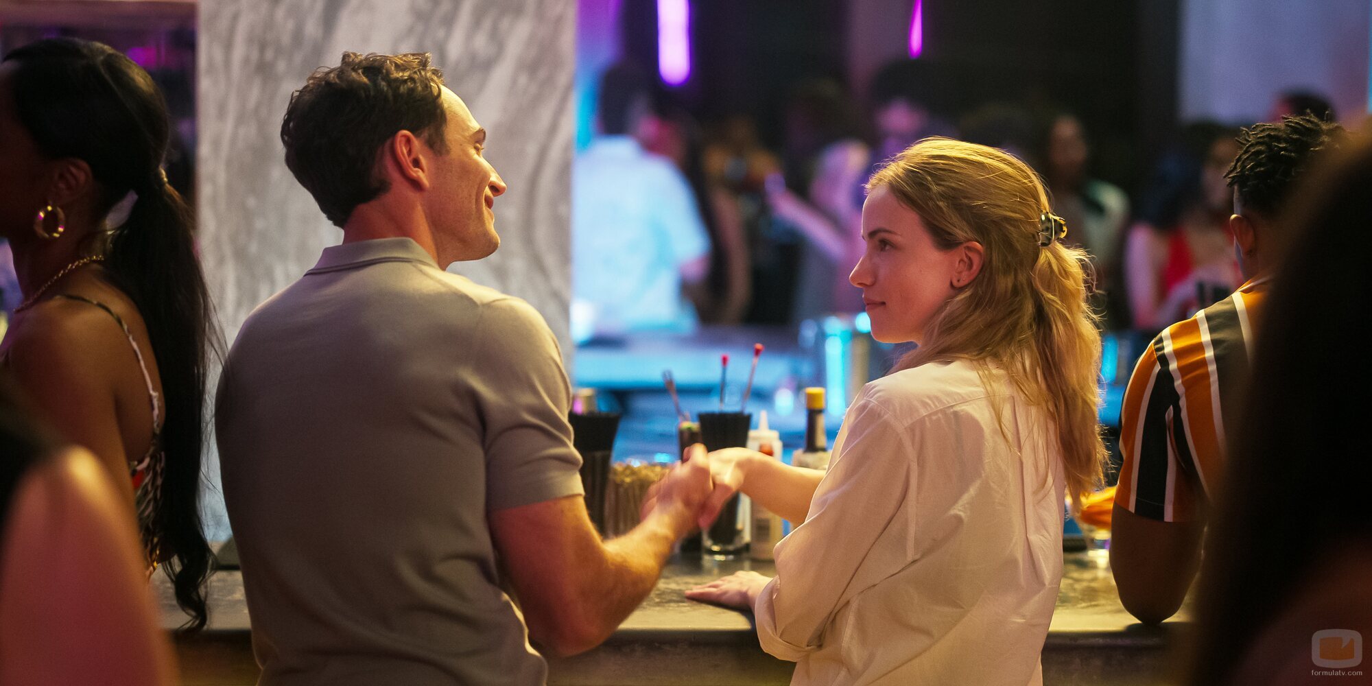Willa Fitzgerald y Colin Woodell en 1x02 titulado 'Tiempo a solas' de 'Pulso'