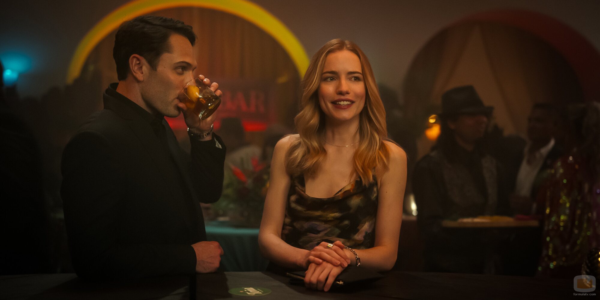 Willa Fitzgerald y Colin Woodell en la temporada 1 y el capítulo 03 de 'Pulso'