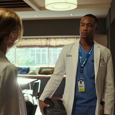 Willa Fitzgerald y Jessie Usher en 1x04 titulado 'Los tratas y a la calle' de 'Pulso'