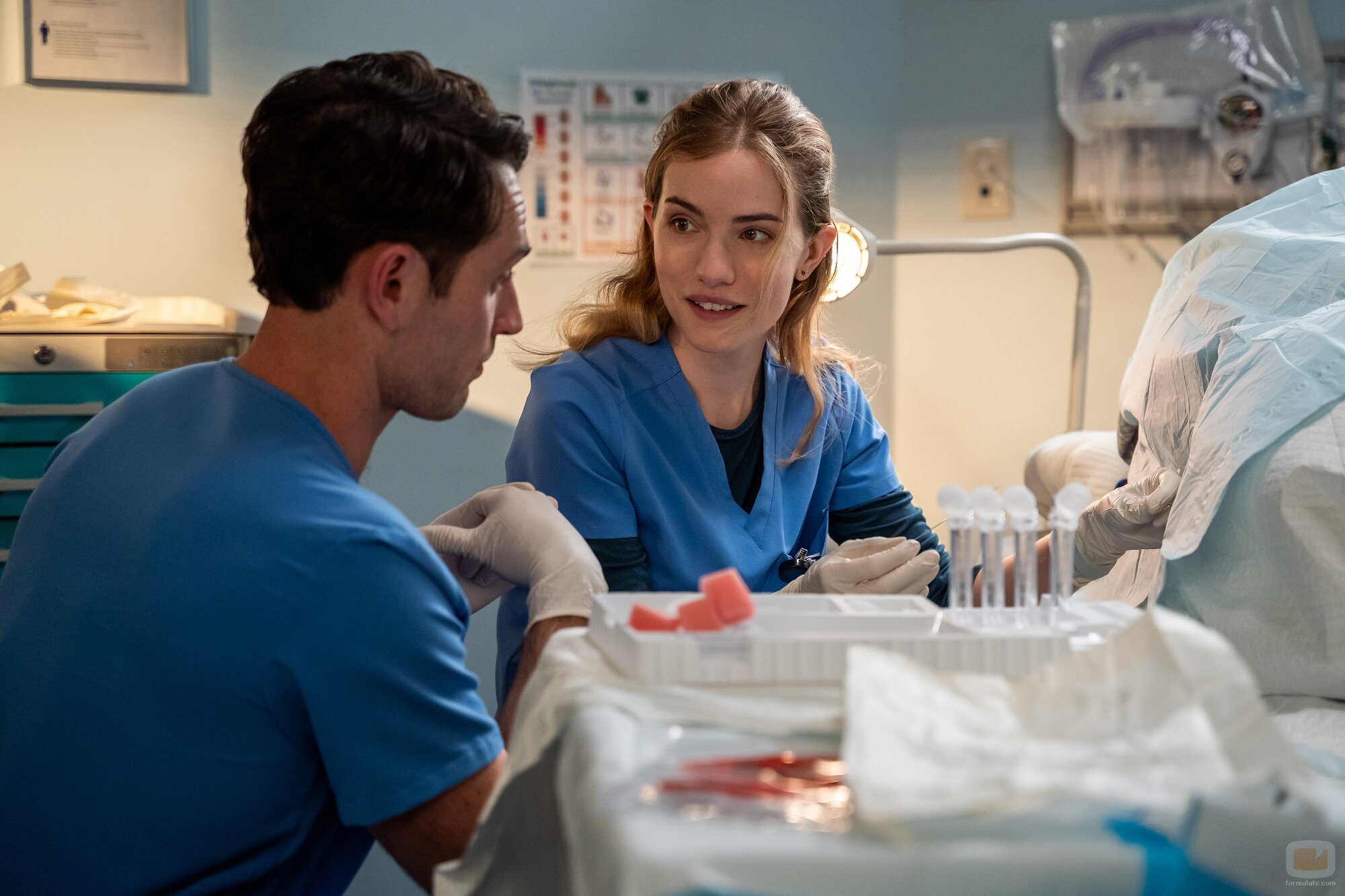 Willa Fitzgerald y Colin Woodell en el 1x04 de 'Pulse'