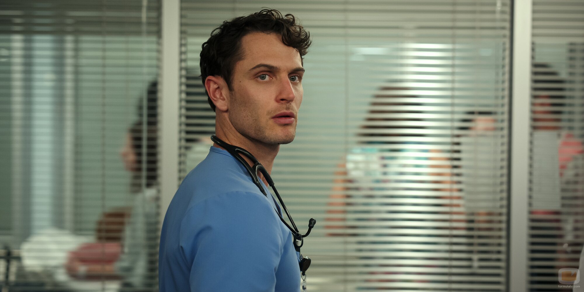 Colin Woodell en 1x04 'Los tratas y a la calle' de 'Pulso'