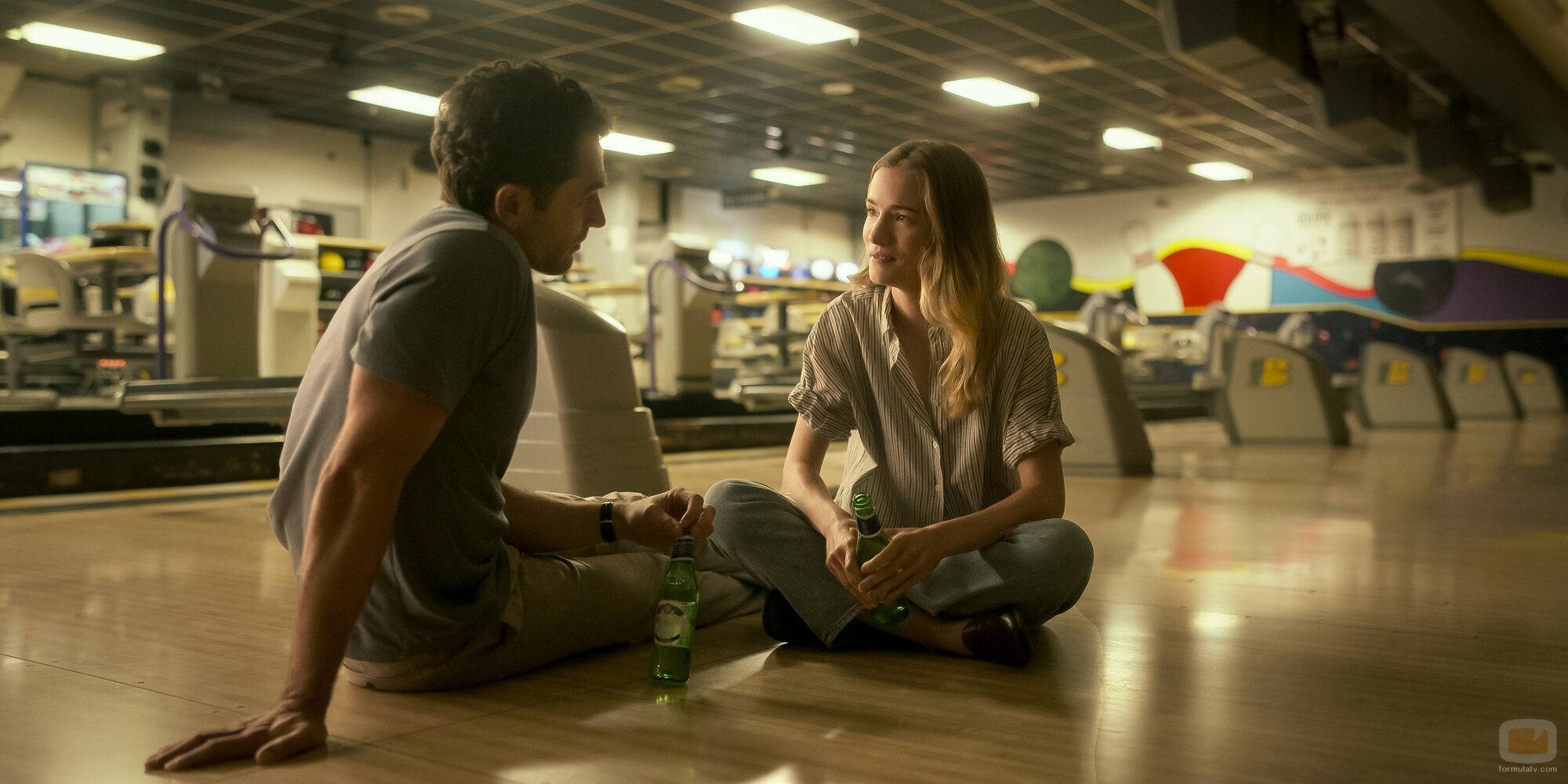 Willa Fitzgerald y Colin Woodell en la temporada 1 y el capítulo 06 de 'Pulso'