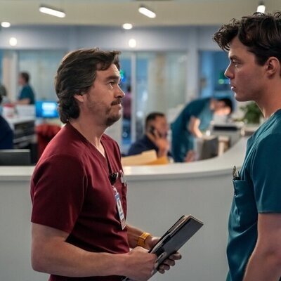 Arturo del Puerto y Jack Bannon en el 1x07 de 'Pulse'