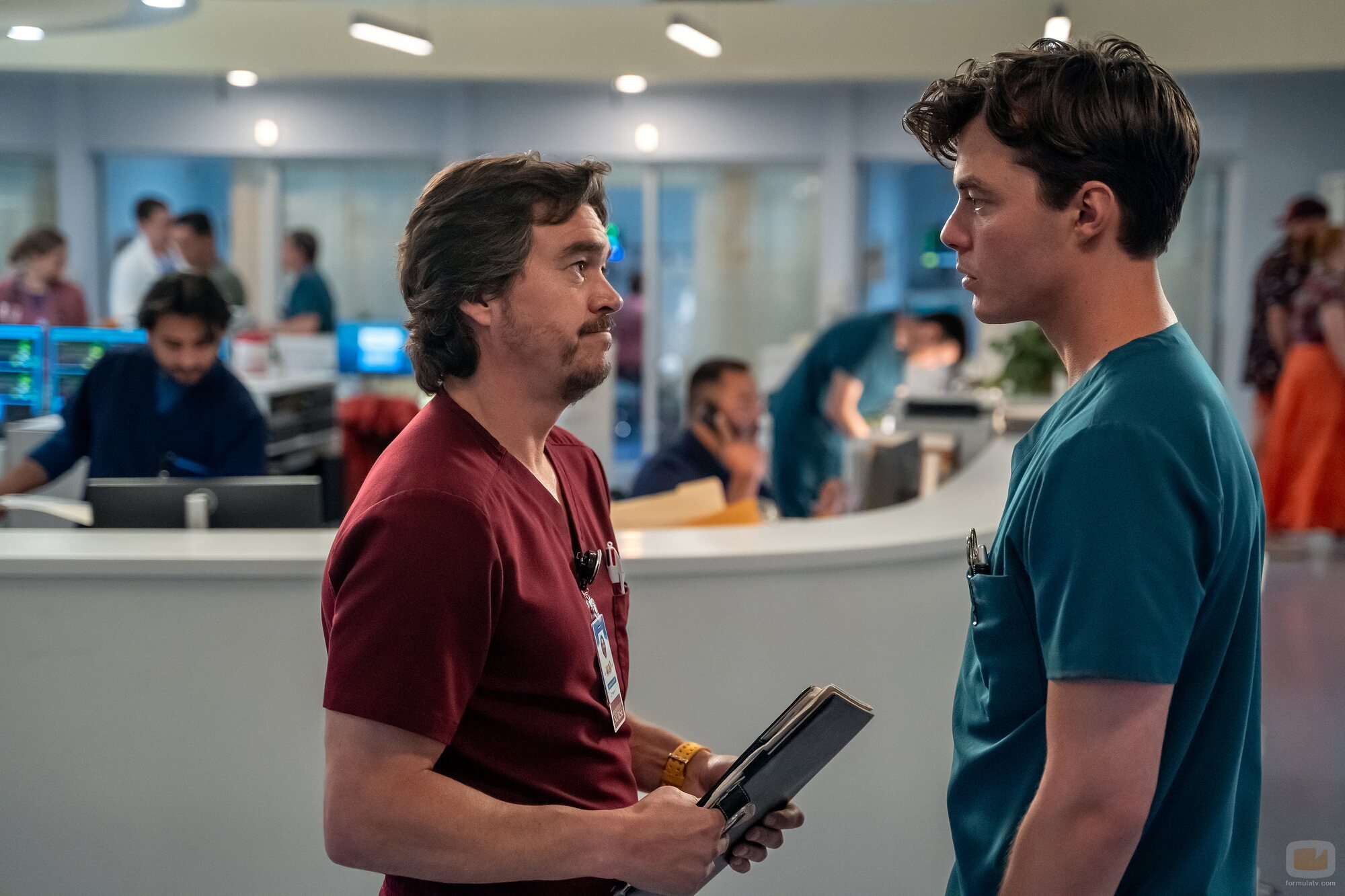 Arturo del Puerto y Jack Bannon en el 1x07 de 'Pulse'