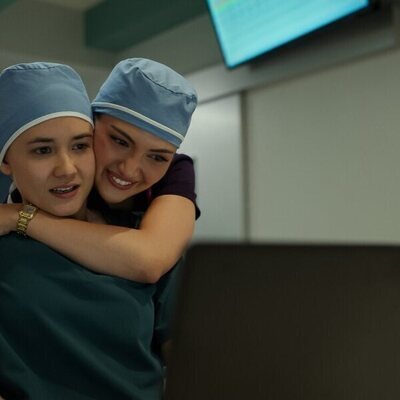 Daniela Nieves y Chelsea Muirhead en el 1x07 de 'Pulso'